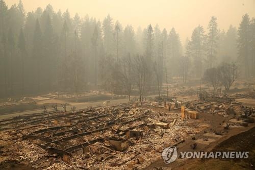 전소한 미국 캘리포니아 파라다이스 마을의 집터