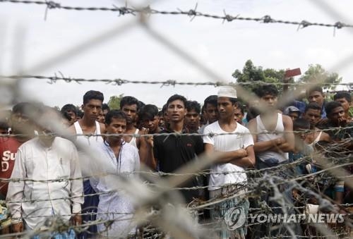 미얀마-방글라데시 국경 철책선에 모인 로힝야 난민들[EPA=연합뉴스 자료사진] 