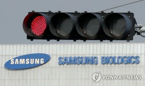 (인천=연합뉴스) 윤태현 기자 = 삼성바이오로직스의 분식회계 혐의에 대한 금융위원회 산하 증권선물위원회 심의 결과 발표가 예정된 14일 오후 인천시 연수구 삼성바이오로직스 앞 신호등에 빨간불이 켜져 있다. tomatoyoon@yna.co.kr