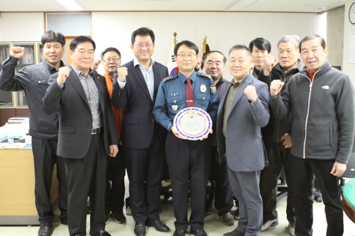 감사장 받는 김홍근 서장