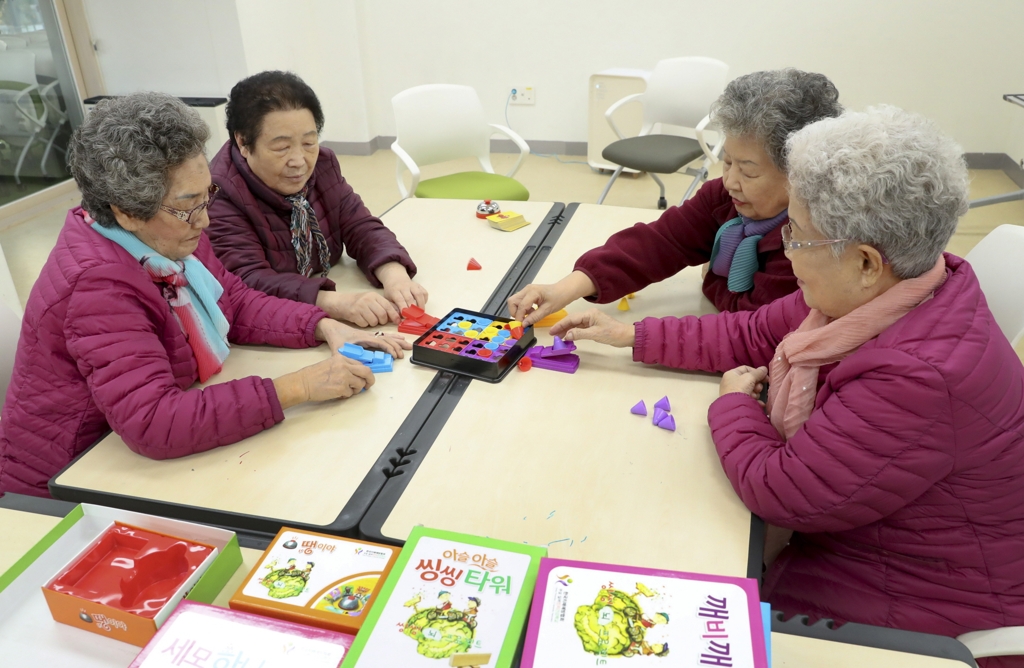 성남 위례 공공실버주택 입주 할머니들이 복지관에서 인지능력을 강화시키는 게임을 하고 있다.[보건복지부 제공=연합뉴스]