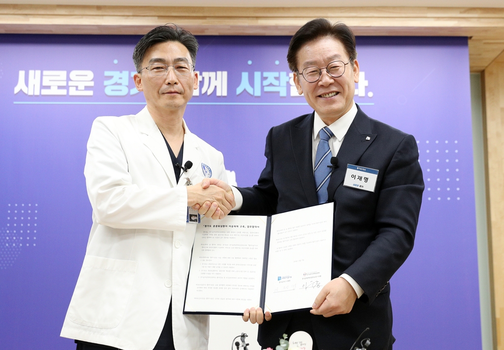 '닥터헬기' 업무협약 맺는 이재명 경기지사와 이국종 아주대 교수