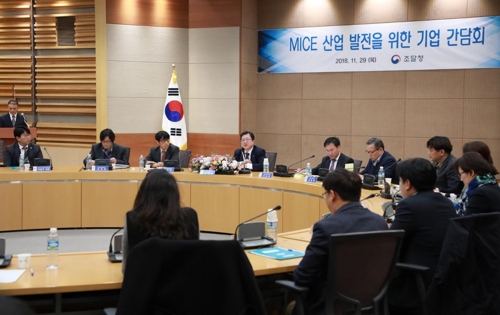 인사말 하는 박춘섭(왼쪽 4번째) 조달청장