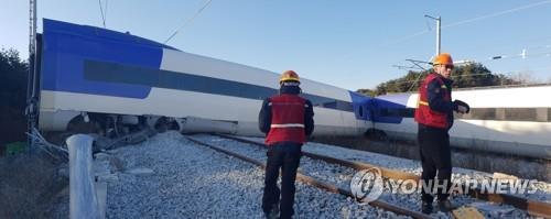 선로 벗어난 KTX 열차
