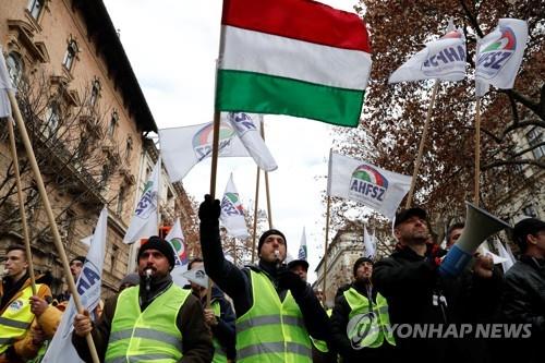 8일(현지시간) 헝가리 부다페스트에서 정부와 여당의 연장근로 확대 법안에 반대하는 노동계가 행진 시위를 하고 있다. [로이터=연합뉴스]