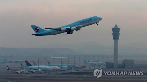 인천공항 활주로에서 이륙하는 국적항공사 여객기