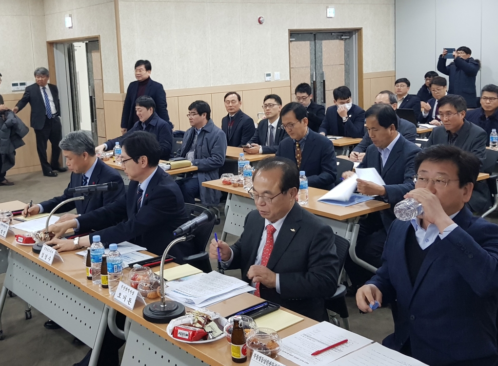 물 마시는 김정호 의원