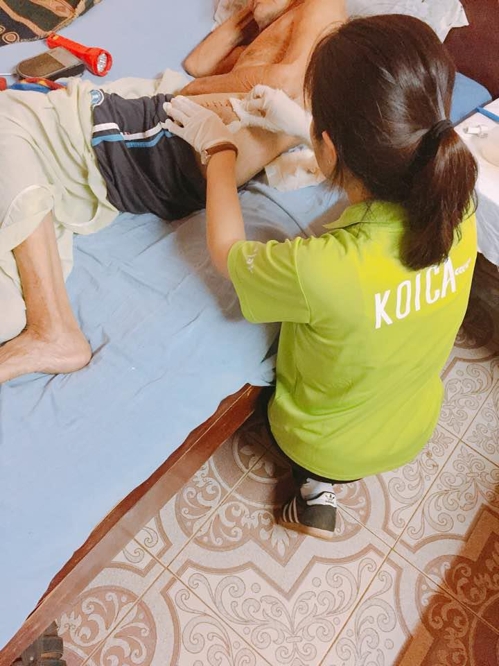 파라과이에서 환자 보살피는 은초롱 씨