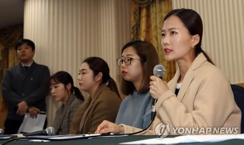 기자회견하는 팀 킴