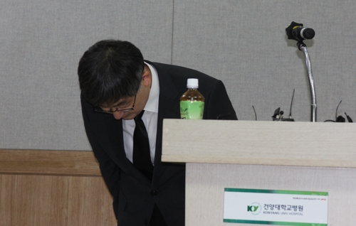 애도의 뜻을 표하는 이철성 부총장