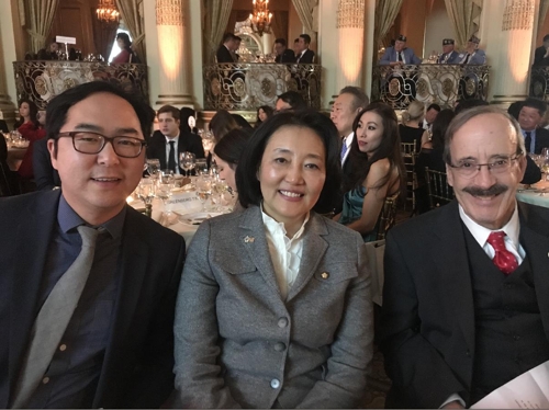 앤디 김 하원의원과 박영선 의원(국회 한미동맹 강화 사절단장), 엘리엇 엥걸 하원 외교위원장이 13일 저녁 뉴욕 맨해튼 플라자호텔에서 간담회를 마친 뒤 사진촬영에 응하고 있다(박영선 의원실 제공)