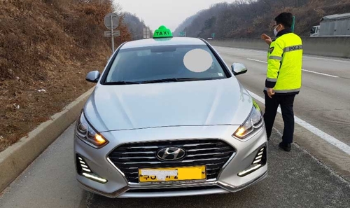 번호판 가린 택시