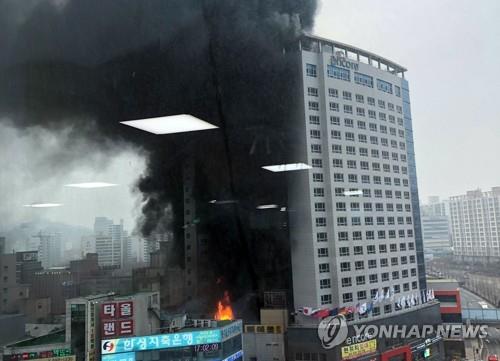 14일 오후 충남 천안시 서북구 한 호텔에서 큰불이 나 검은 연기가 하늘로 치솟고 있다 / 이하 연합뉴스