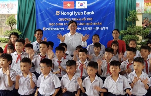 이대훈 NH농협은행장, 호찌민시 초등학교에 학용품 기부