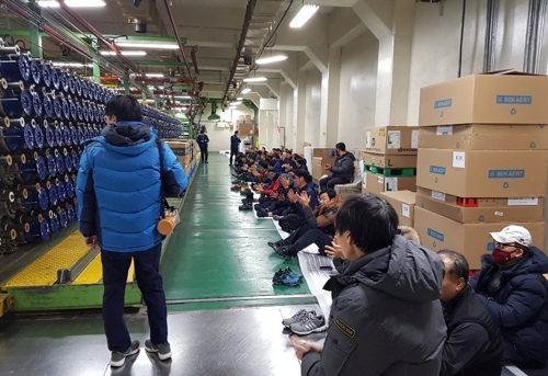 금호타이어 광주공장 생산라인 점거 농성에 나선 비정규직노조원들