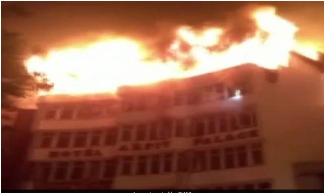 12일 화재가 발생한 인도 뉴델리 아르피트 호텔의 모습. [ANI통신 트위터 캡처]