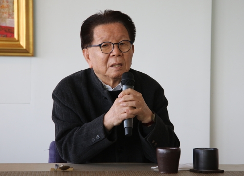 개인전 여는 황규백