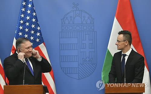 마이크 폼페이오 미국 국무장관(왼쪽)과 페테르 시야트로 헝가리 외무장관