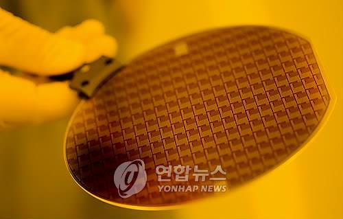클린룸의 반도체 웨이퍼