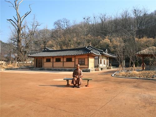 2005년 복원된 충남 천안시 목천읍 동리의 이동녕 생가. 생가 앞에 이동녕 좌상과 함께 포토존을 마련해놓았다. [석오이동녕기념관 제공]