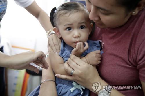 13일(현지시간) 필리핀에서 어린이가 홍역 백신을 맞고 있다. [EPA=연합뉴스]