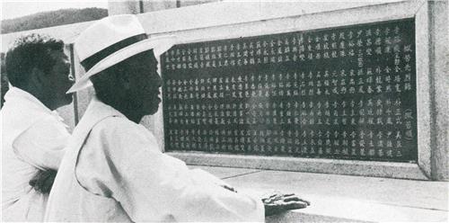 4·1만세항쟁에 참여한 고 윤영환 선생이 기념탑을 보고 있다(1985년 촬영)