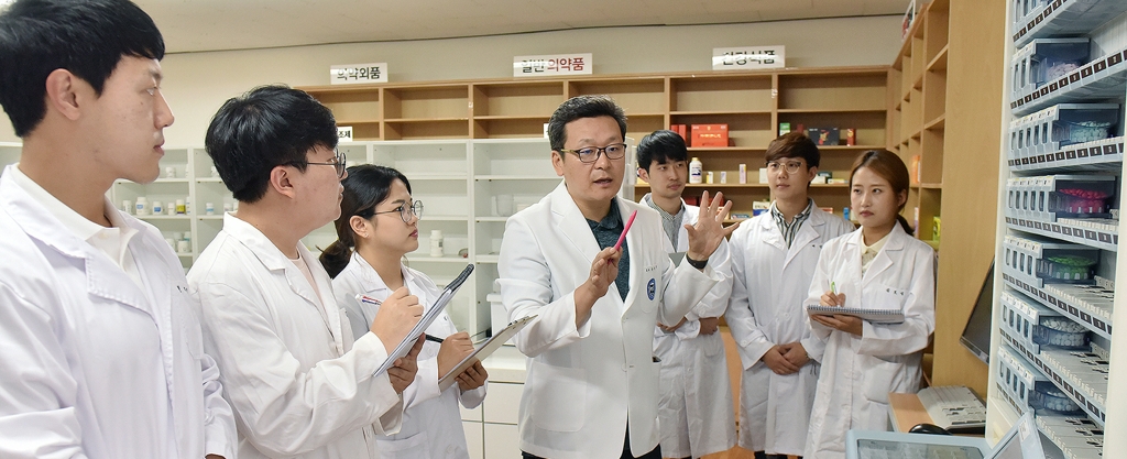 우석대 약학과 학생들과 교수