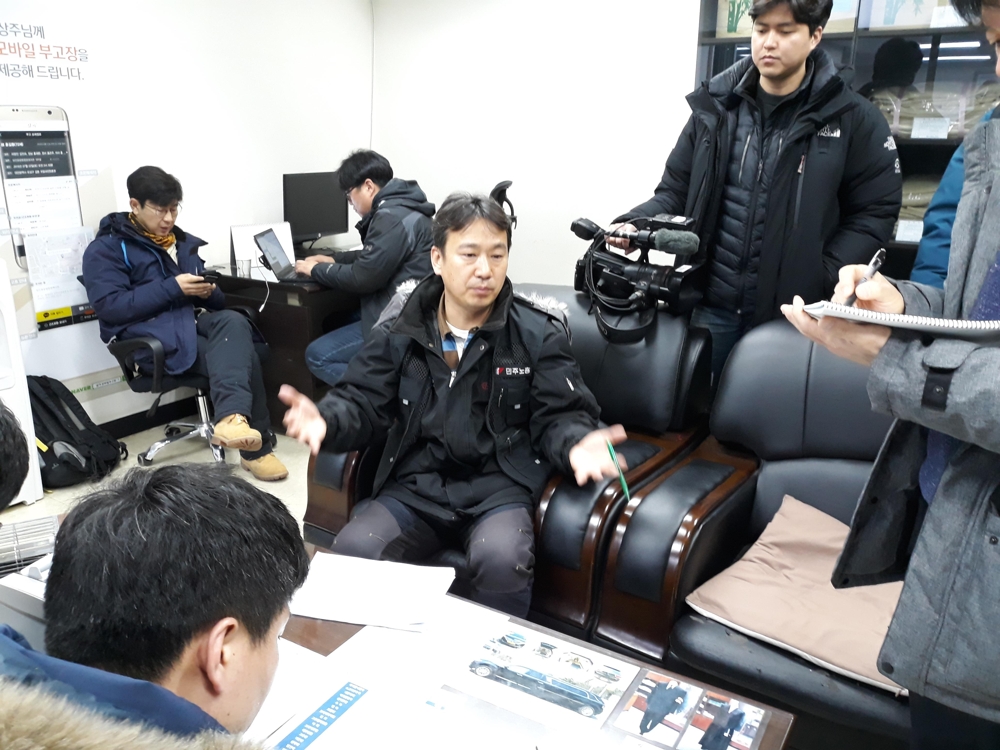 기자 브리핑하는 민주노총 간부(가운데)