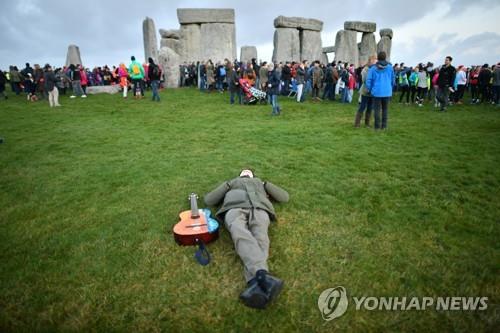 영국 스톤헨지에 몰린 관광객