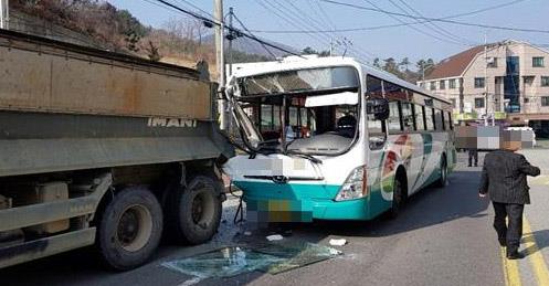 거제 시내버스-덤프트럭 추돌