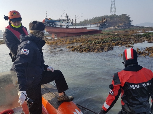암초에 좌초된 어선