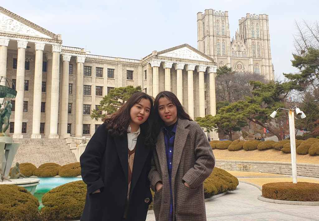 같은 학과에 함께 진학한 쌍둥이 자매 홍소영(오른쪽)·홍소희 씨