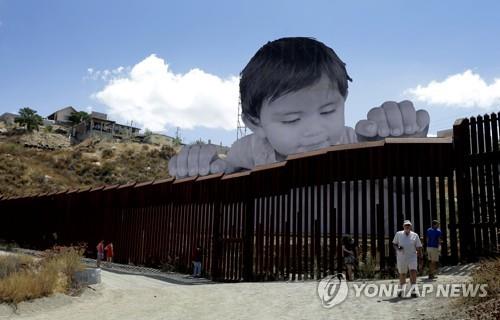 미국-멕시코 국경장벽에 설치된 아기 얼굴 조형물