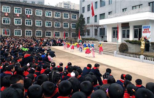 (평양 조선중앙통신=연합뉴스) 2013년 평양 광복소학교 입학식에서 재학생들이 신입생 축하 공연을 하고 있다. 