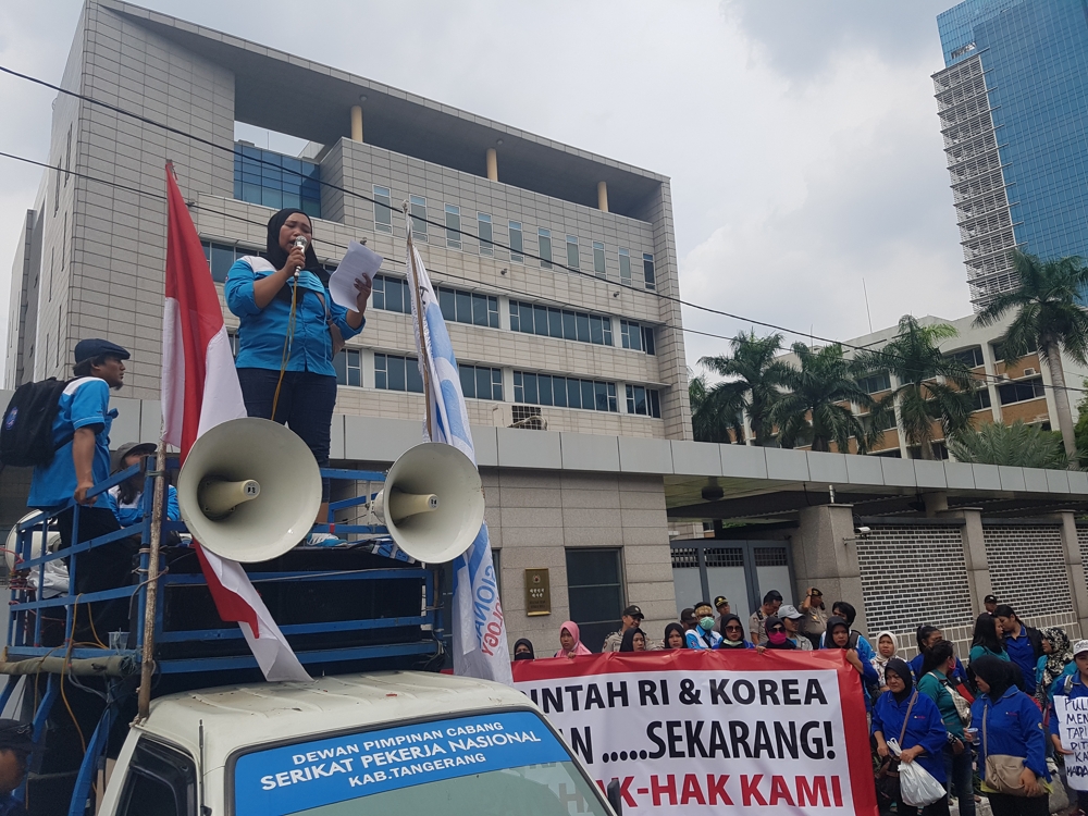 인니 한국대사관 앞에서 집회하는 근로자들