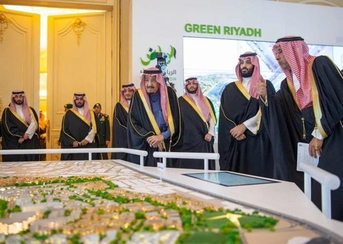세계 최대 공원 '살만 공원' 모형을 둘러보는 살만 사우디 국왕(가운데)