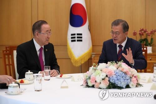문 대통령, 반기문 접견...미세먼지 논의