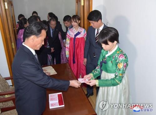 투표하러 온 북한 시민들
