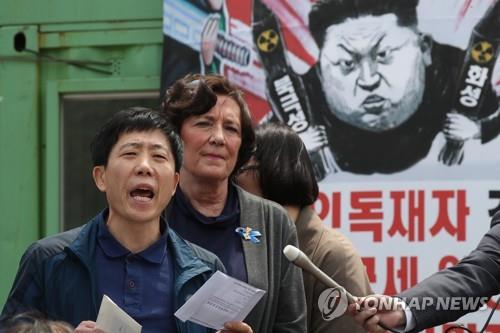박상학(왼쪽) 자유북한운동연합 대표