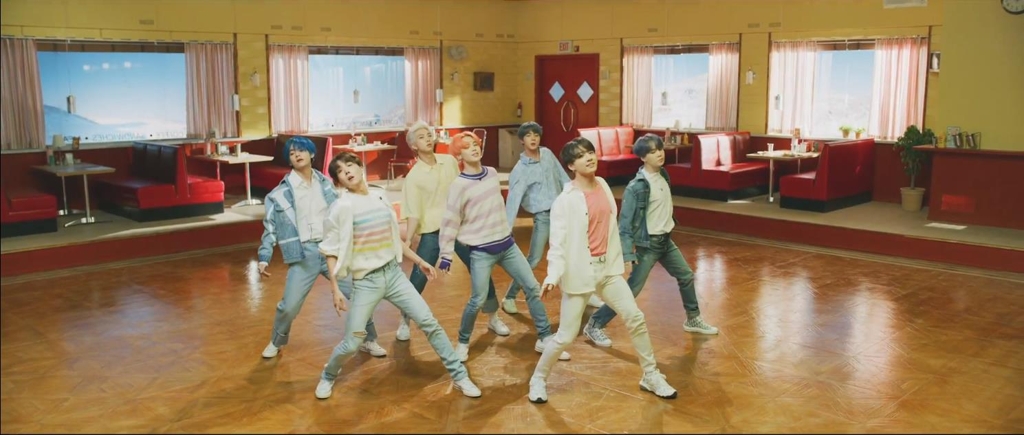 방탄소년단 새앨범 타이틀곡 '작은 것들을 위한 시' 뮤비 한장면