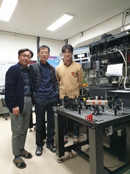 부산대 문한섭 교수(왼쪽부터)와 김헌오 교수, 박지호 학생