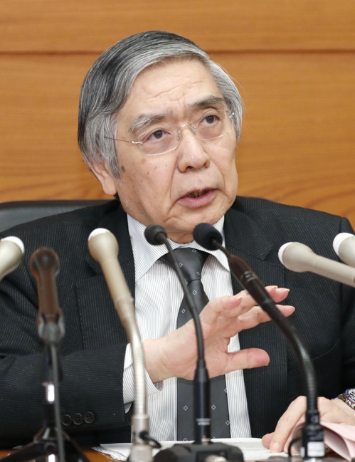 기자회견에서 최근 경기동향을 설명하는 구로다 일본은행 총재