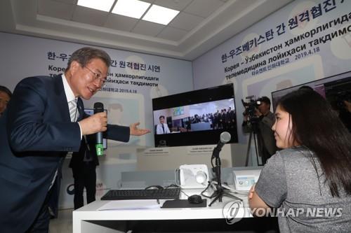 원격진료받은 환자와 대화하는 문 대통령