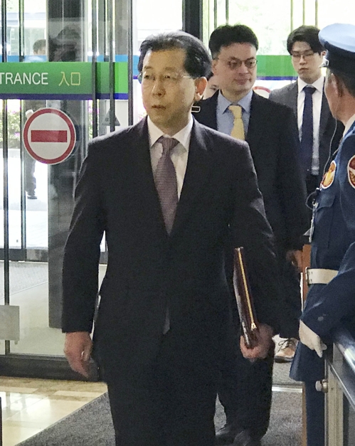 日 외무성 청사 들어서는 김용길 외교부 국장