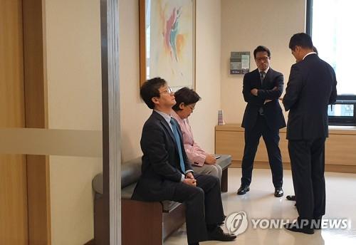 문 의장 병실앞에서 대기중인 유승민과 오신환 (서울=연합뉴스) 김여솔 기자 = 개혁법안 패스트트랙 적용에 반대하는 바른미래당 유승민 전 대표(왼쪽)를 비롯한 의원들이 25일 오전 국회 의사과에서 사법개혁특별위원회 간사인 오신환 의원 사·보임계가 팩스로 접수된 것을 확인한 뒤 문희상 국회의장이 입원중인 병실앞에서 대기하고 있다. 2019.4.25 photo@yna.co.kr(끝)