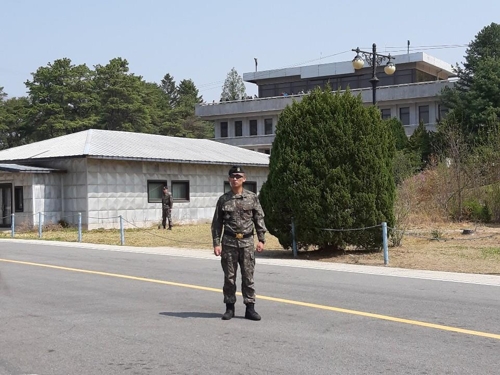 1일 오전 내외신 기자과 관람객들이 찾은 판문점 모습. 뒤로 북측 판문각이 보인다.