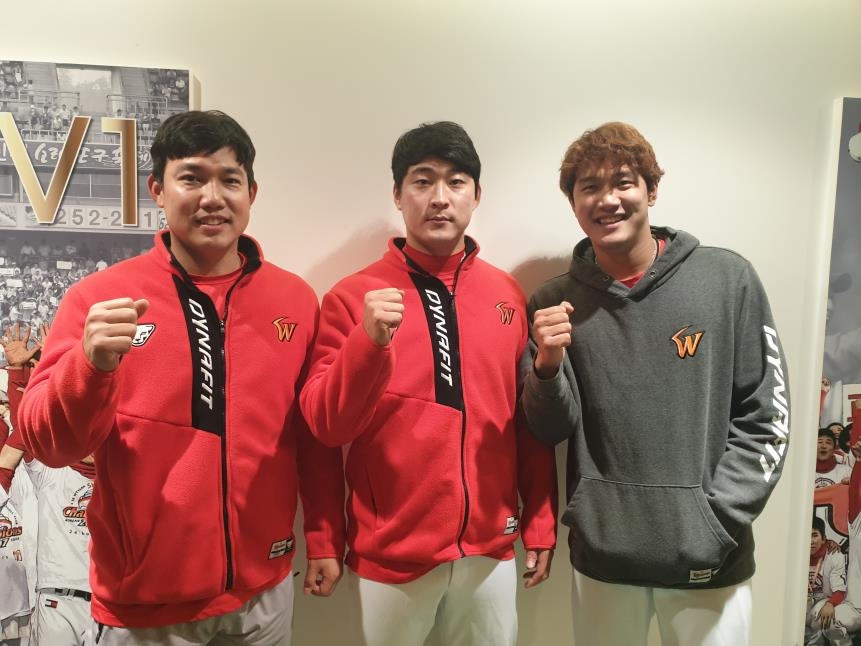 (서울=연합뉴스) 김경윤 기자 = SK 와이번스의 파이어볼러 강지광, 하재훈, 서진용(왼쪽부터)이 주먹을 불끈 쥐고 각오를 다지고 있다.