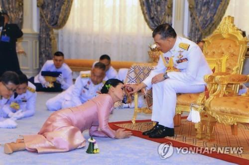 마하 와치랄롱꼰 태국 국왕과 수티다 왕비의 결혼식 장면