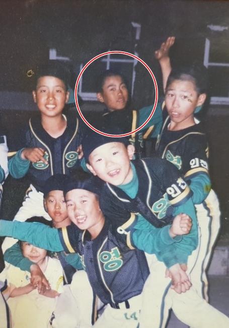 창영초등학교 야구부 활동 당시 류현진(빨간원)의 모습