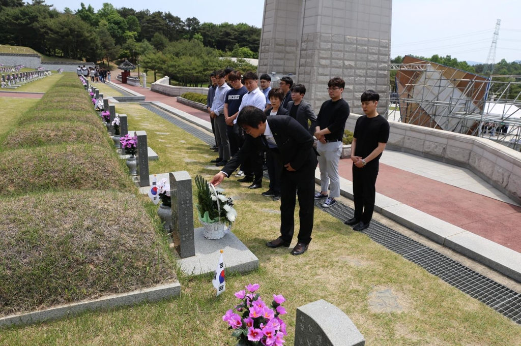 보해양조 임직원들 5·18 국립묘지 참배